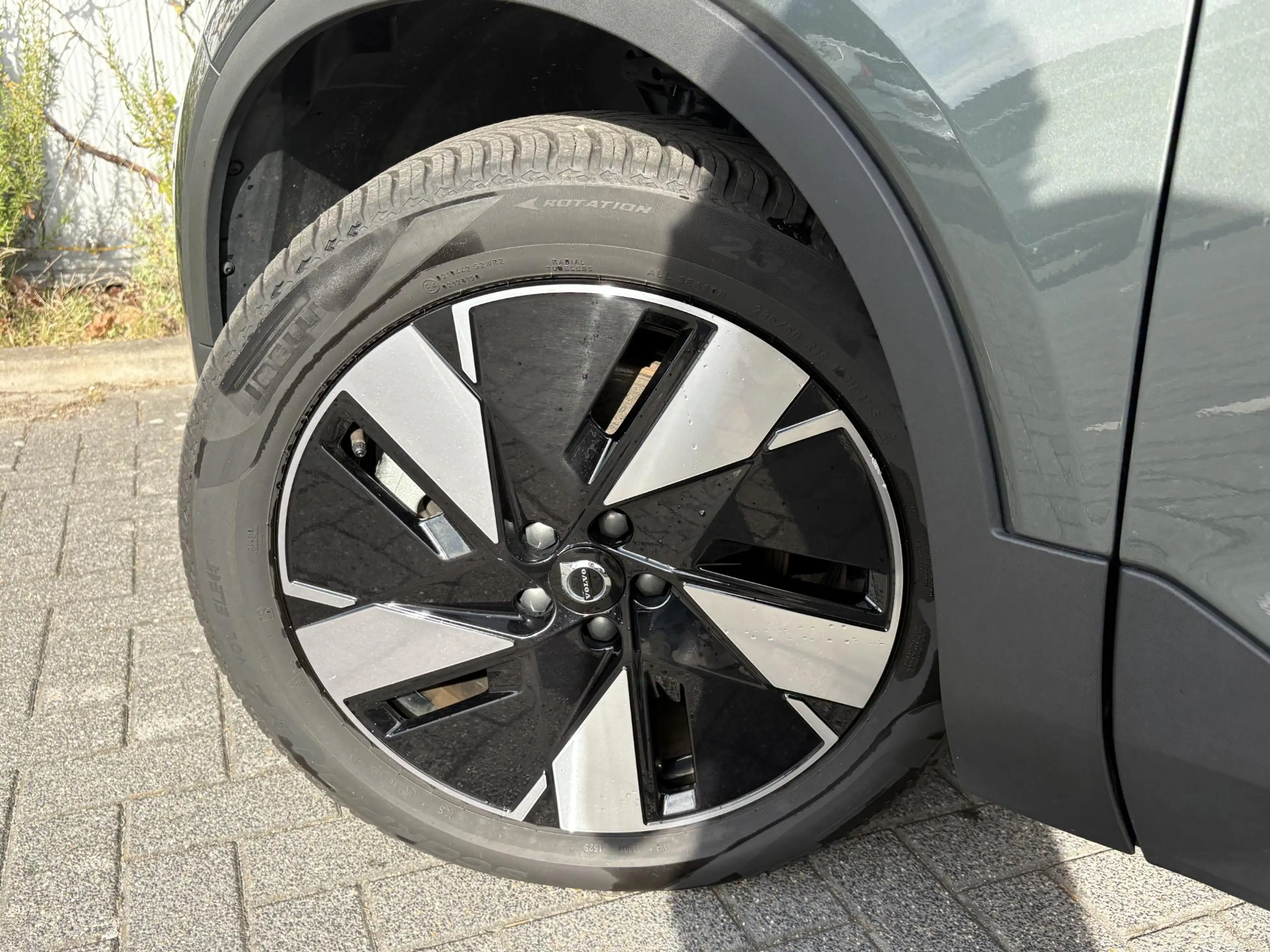 Volvo EX40 Single Motor Extended Range Plus 82 kWh — photo 4