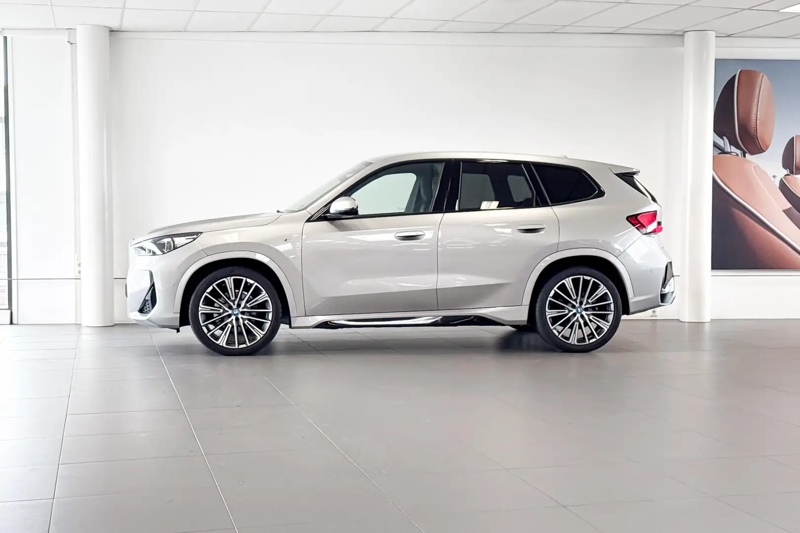BMW iX1 eDrive20 67 kWh | M Sport | Harman Kardon | Comfor Gris - 2
