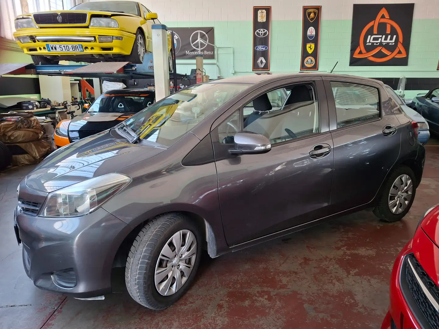 Toyota Yaris Yaris III 2011 5p 1.0 Lounge Gris - 2