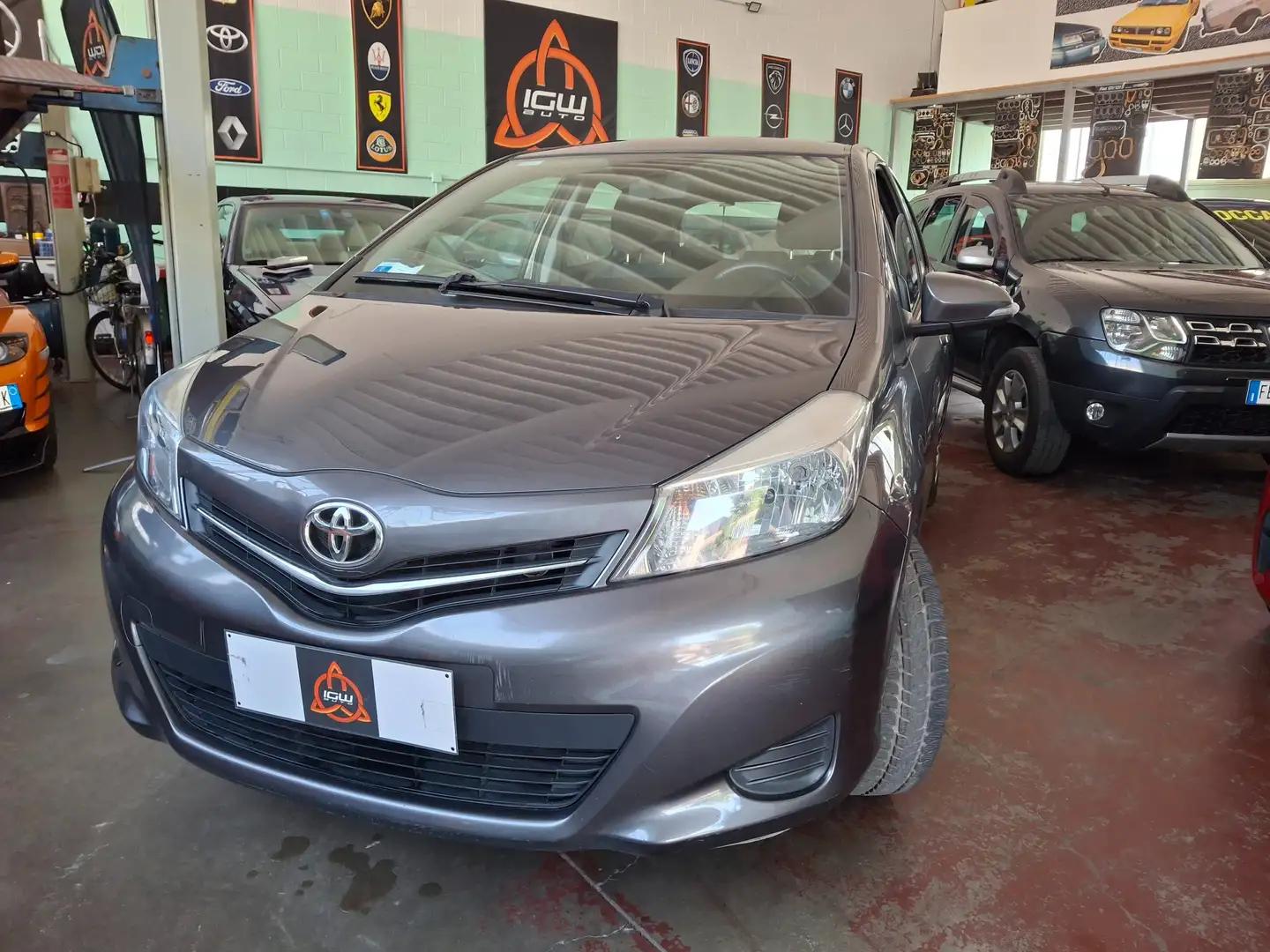 Toyota Yaris Yaris III 2011 5p 1.0 Lounge Gris - 1