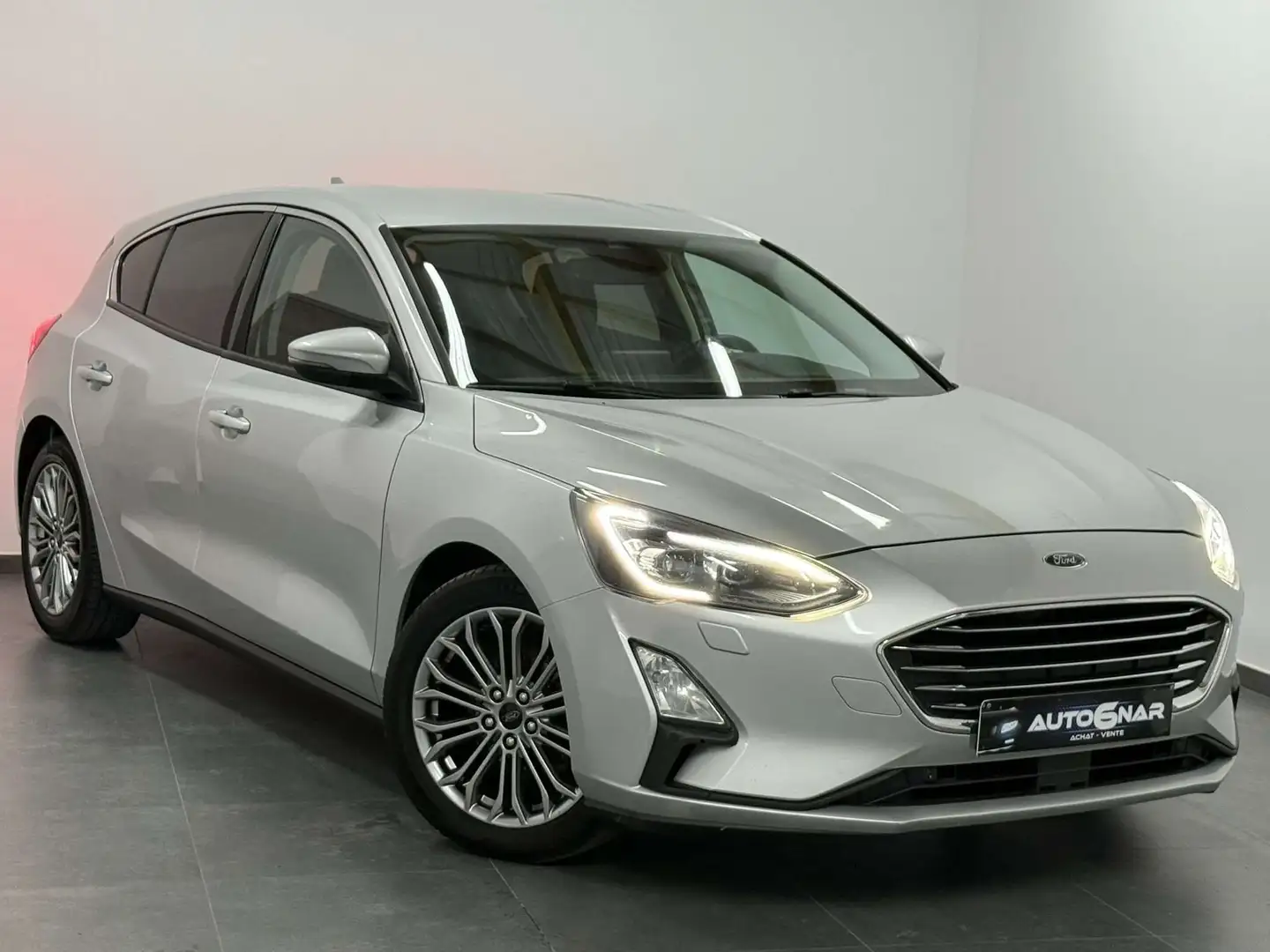 Ford Focus 1.5 TDCi EU6.2 - Navi - CarPlay - Carnet Argent - 1