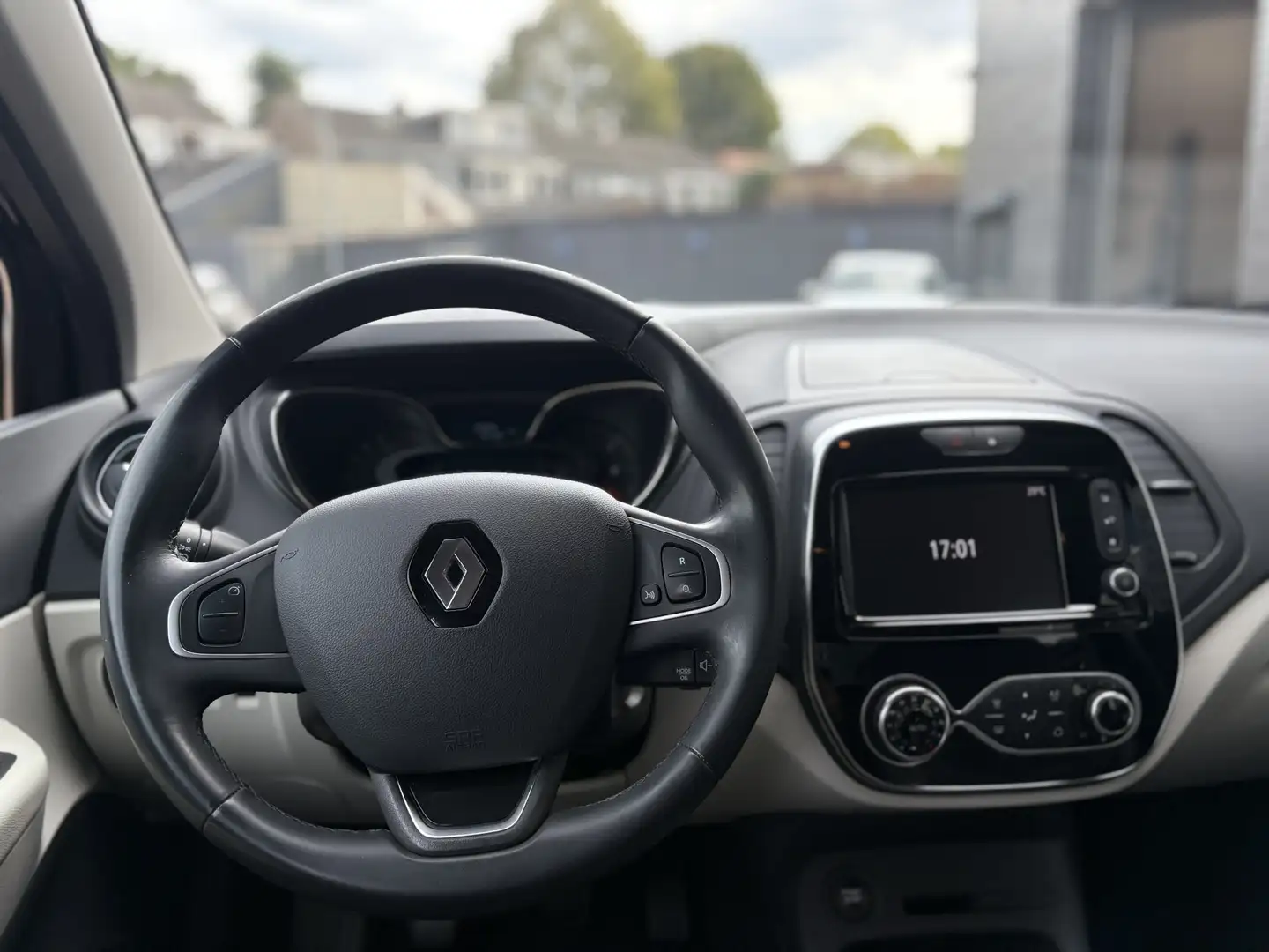 Renault Captur 0.9 TCe Bose, navi, parkeerassist, trekhaak Zwart - 2
