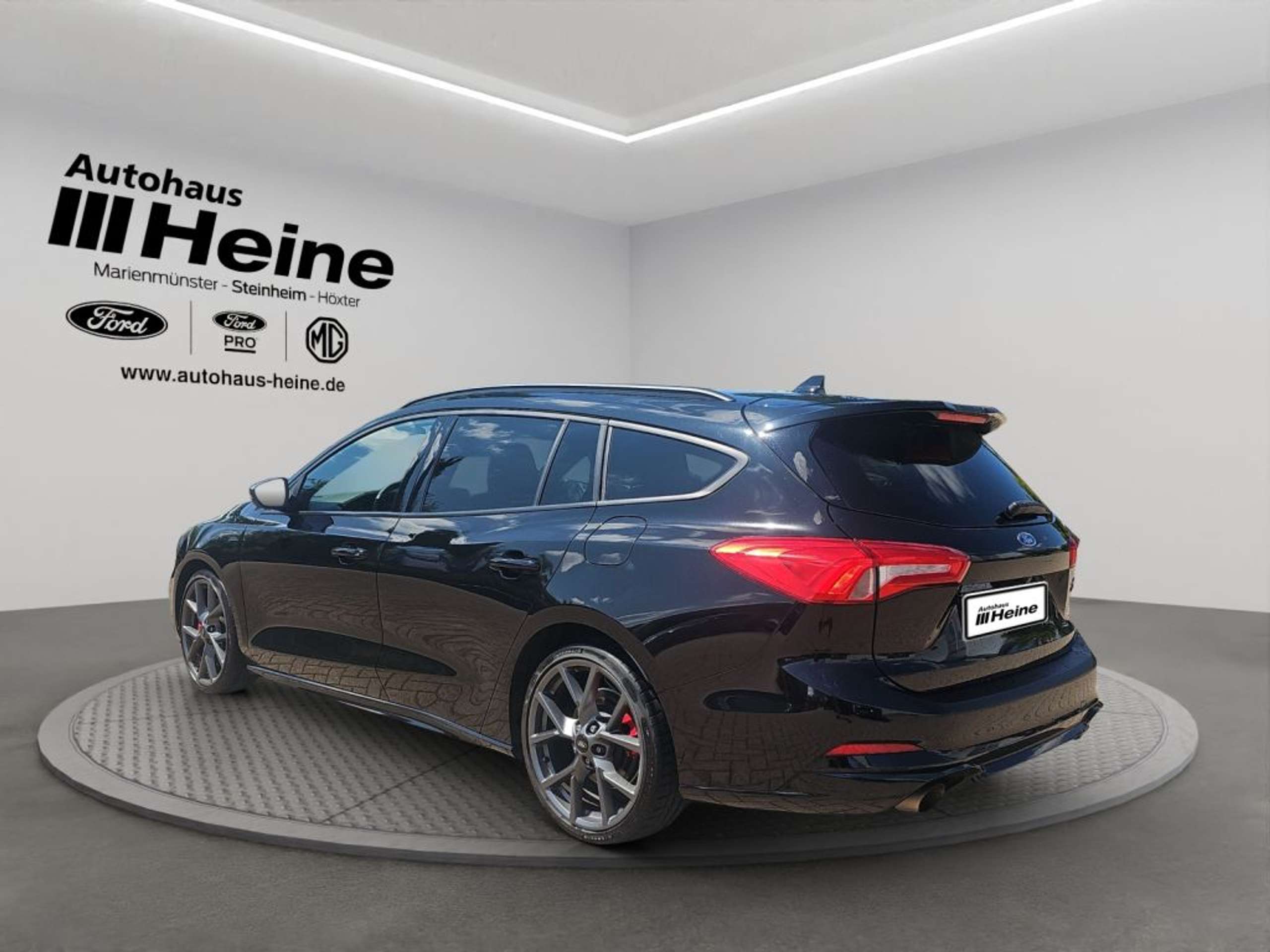 Fahrzeugabbildung Ford Focus Turnier 2.3 EcoBoost Aut. ST mit Styling-P.  *AHK* - mit KI generiert/bearbeitet