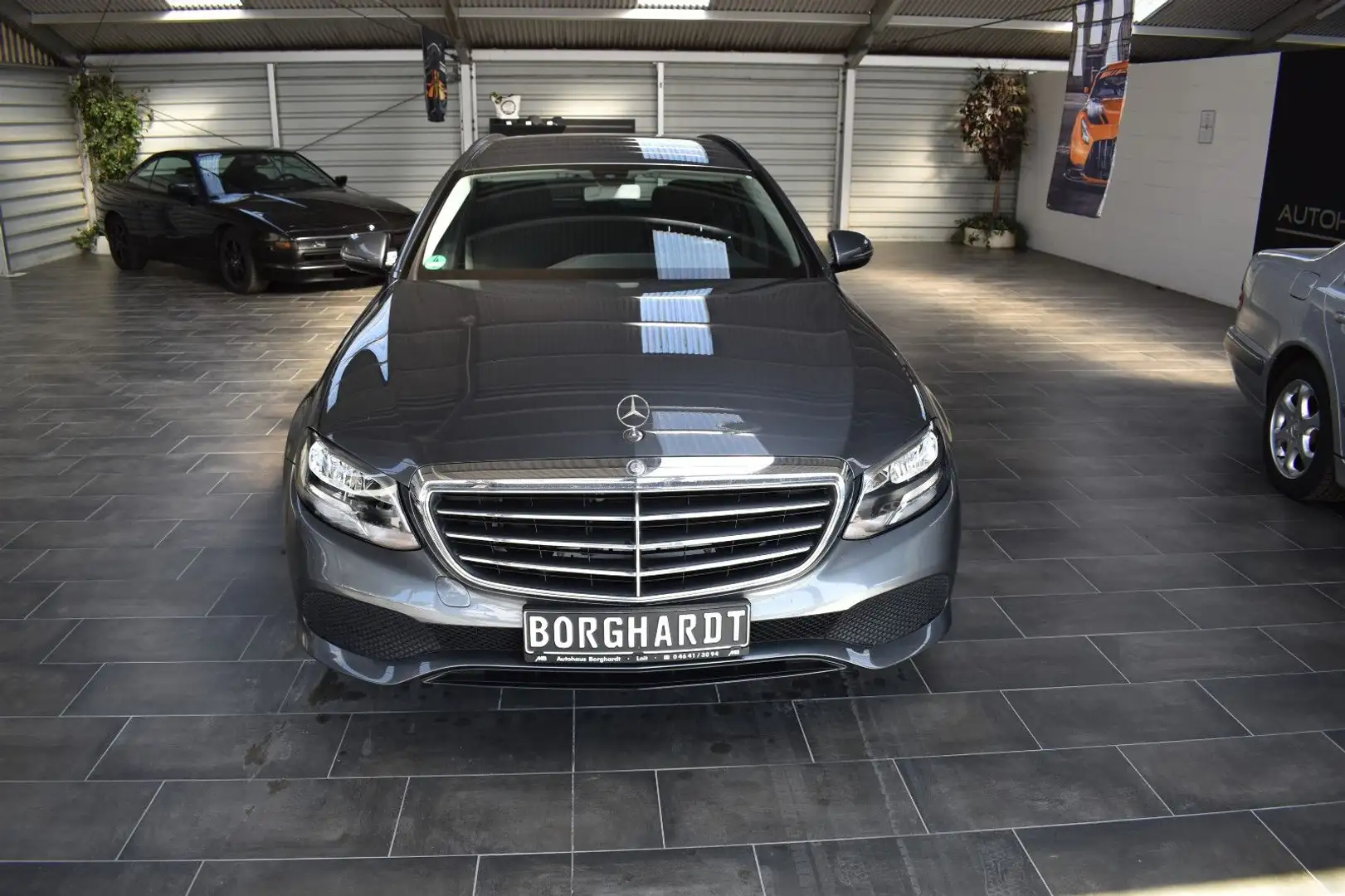 Mercedes-Benz E 220 d T AUTOMATIK RÜCKFAHRKAMERA Grau - 1