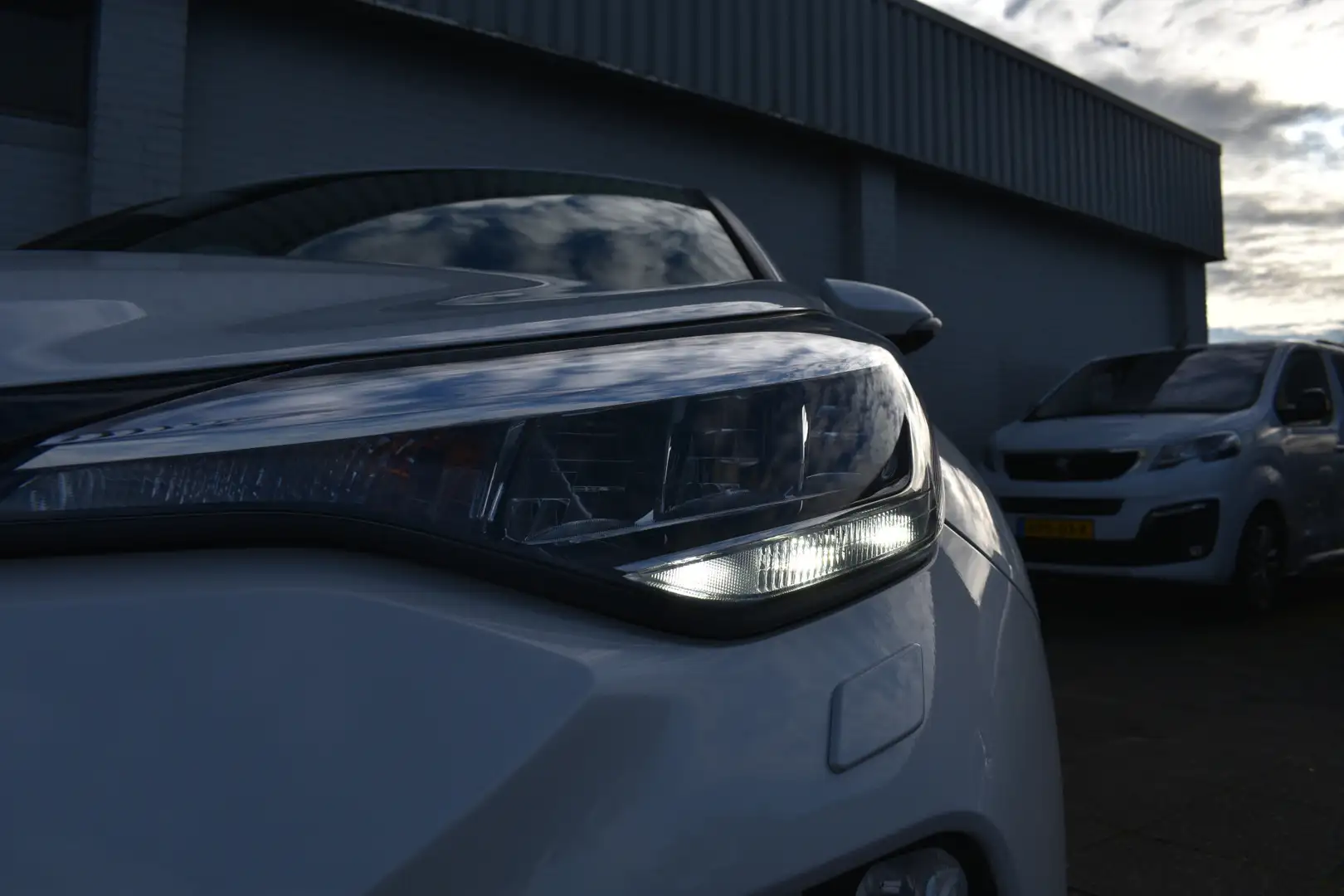 Toyota C-HR 1.8 Hybrid Style Limited Automaat 122pk | Stuur&st Wit - 2