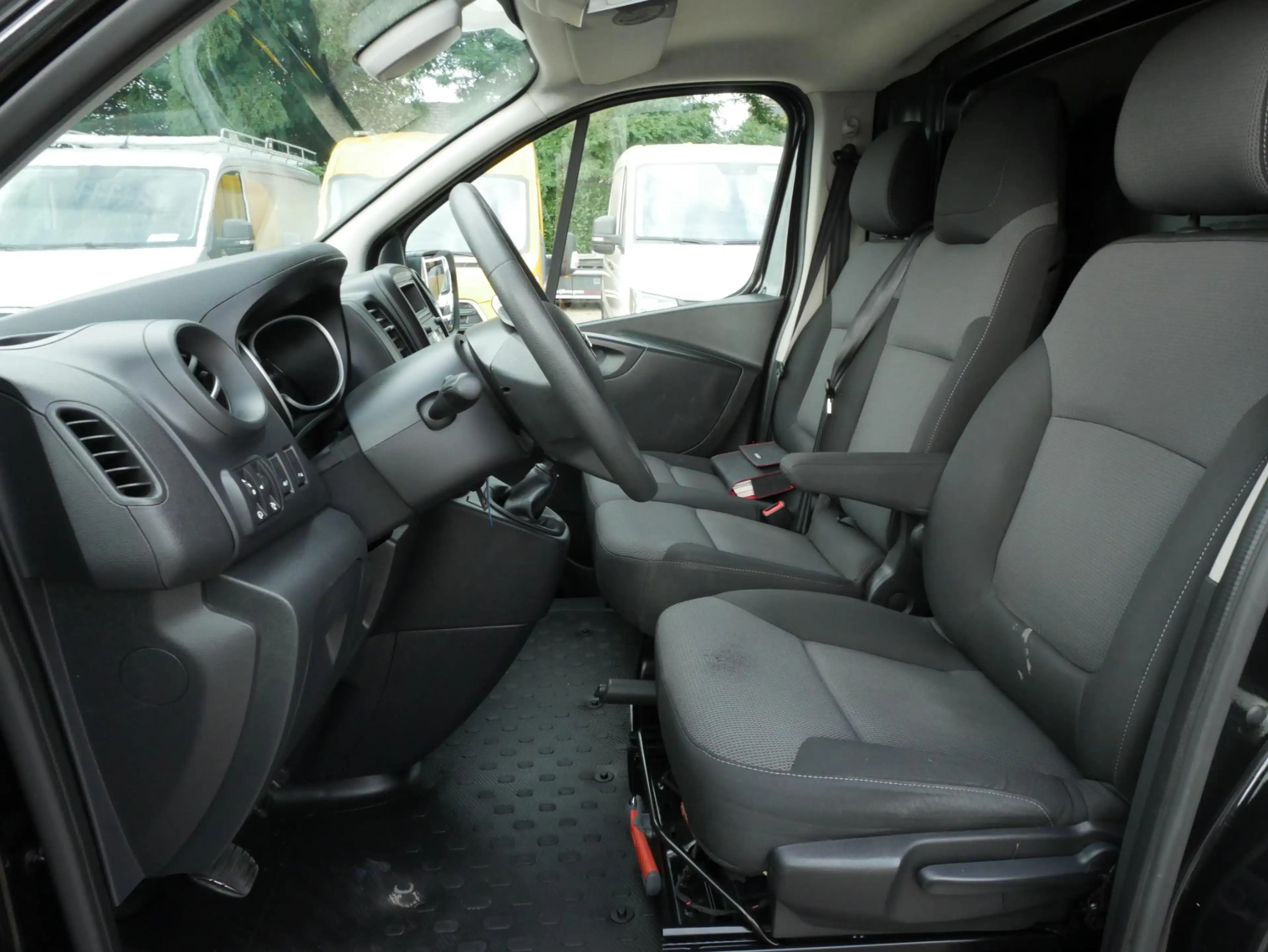 Nissan NV300 2.0 dCi 120PK L2 Airco Trekhaak Cruise control — photo 9