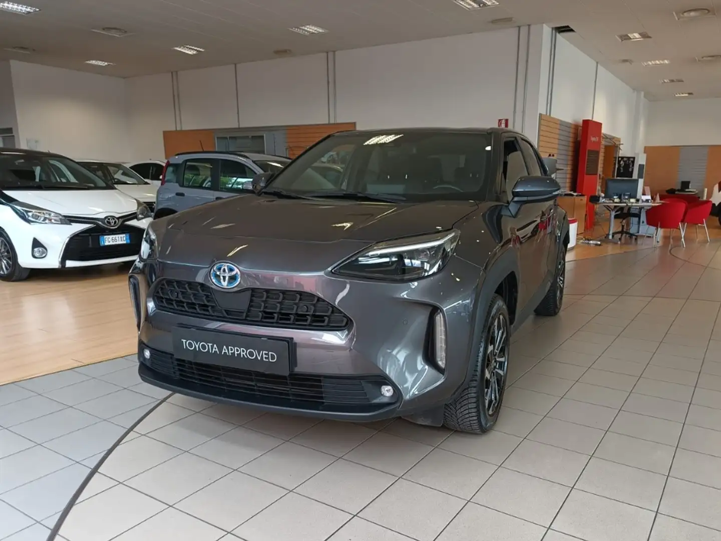 Toyota Yaris Cross 1.5 Hybrid 5p. E-CVT Trend Gri - 1