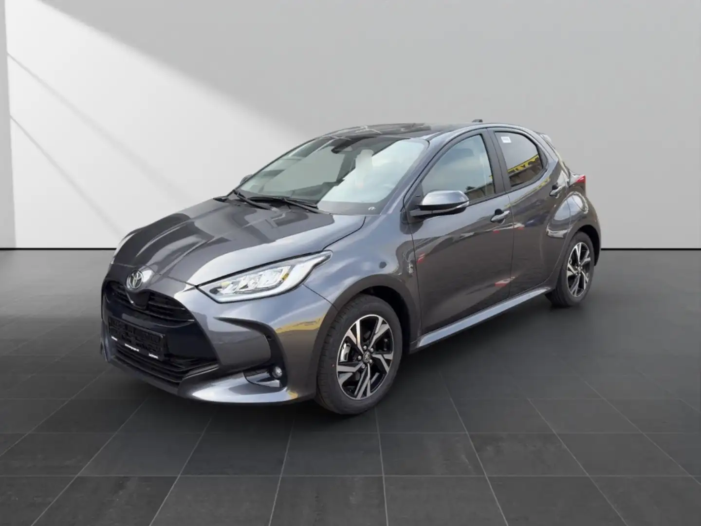 Toyota Yaris 1.5 Hybrid Team Player*Comfort Paket* Grijs - 1