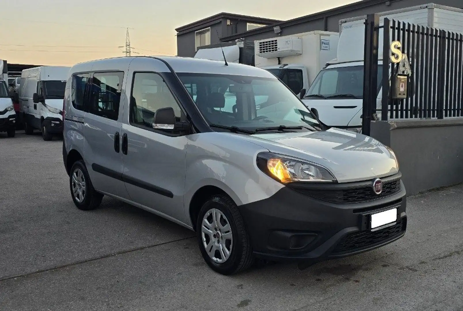 Fiat Doblo Doblò 1.6 MJT 90CV S&S PC Combi N1 Easy Grau - 2