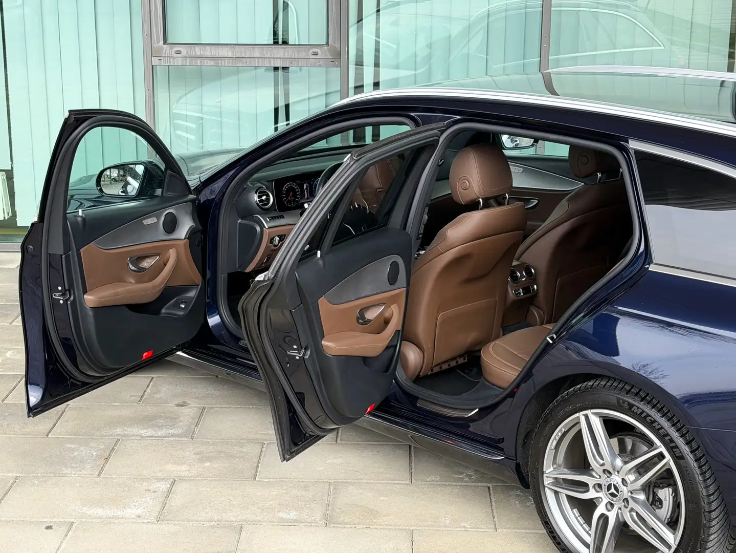 Mercedes-Benz E 220 E 220 d T Austria Edition Avangarde 4-MATIC Aut. Blau - 2