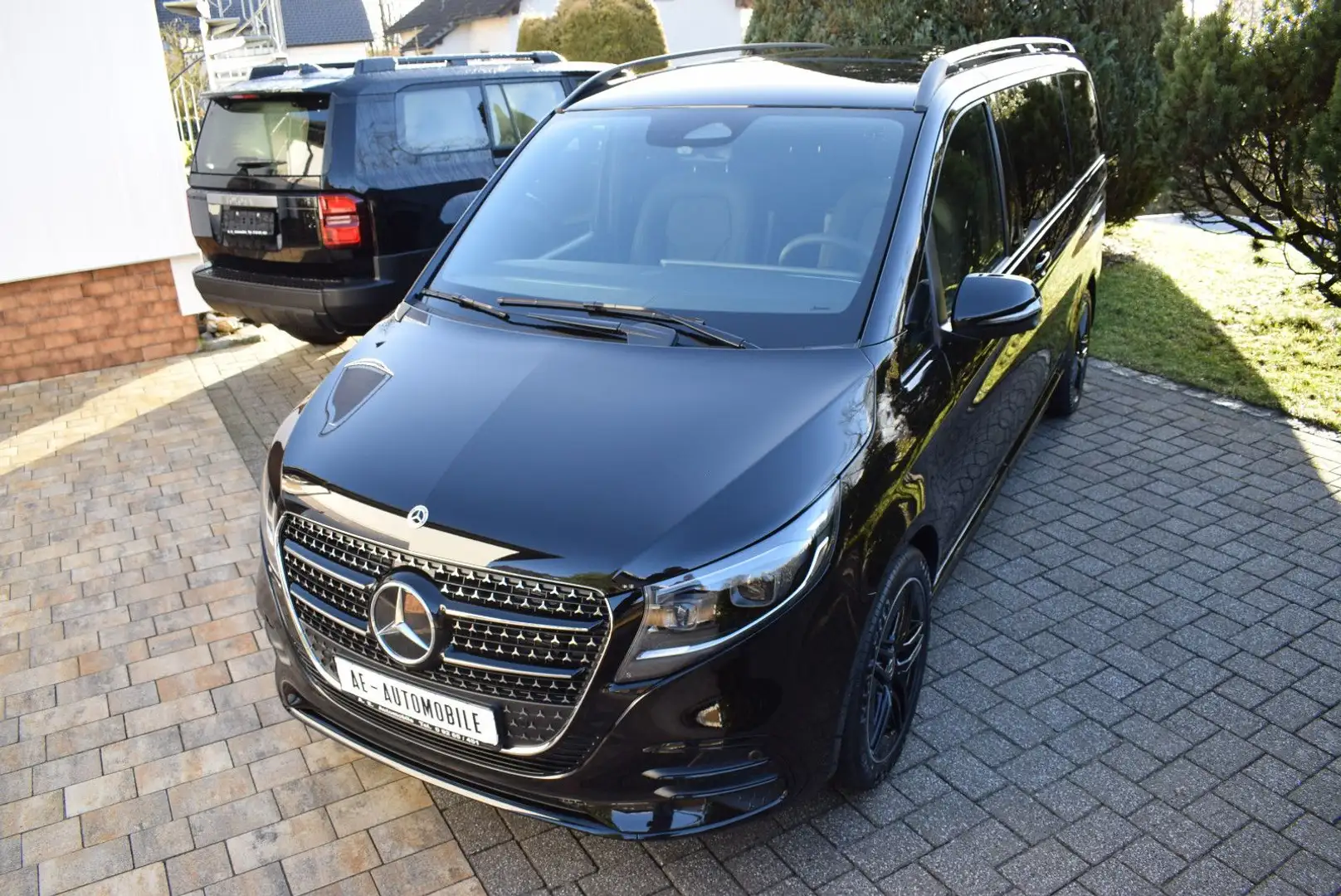 Mercedes-Benz V 300 d AVANTG. 4MAT. AMG /AIRM./BURMESTER /PANO Schwarz - 2