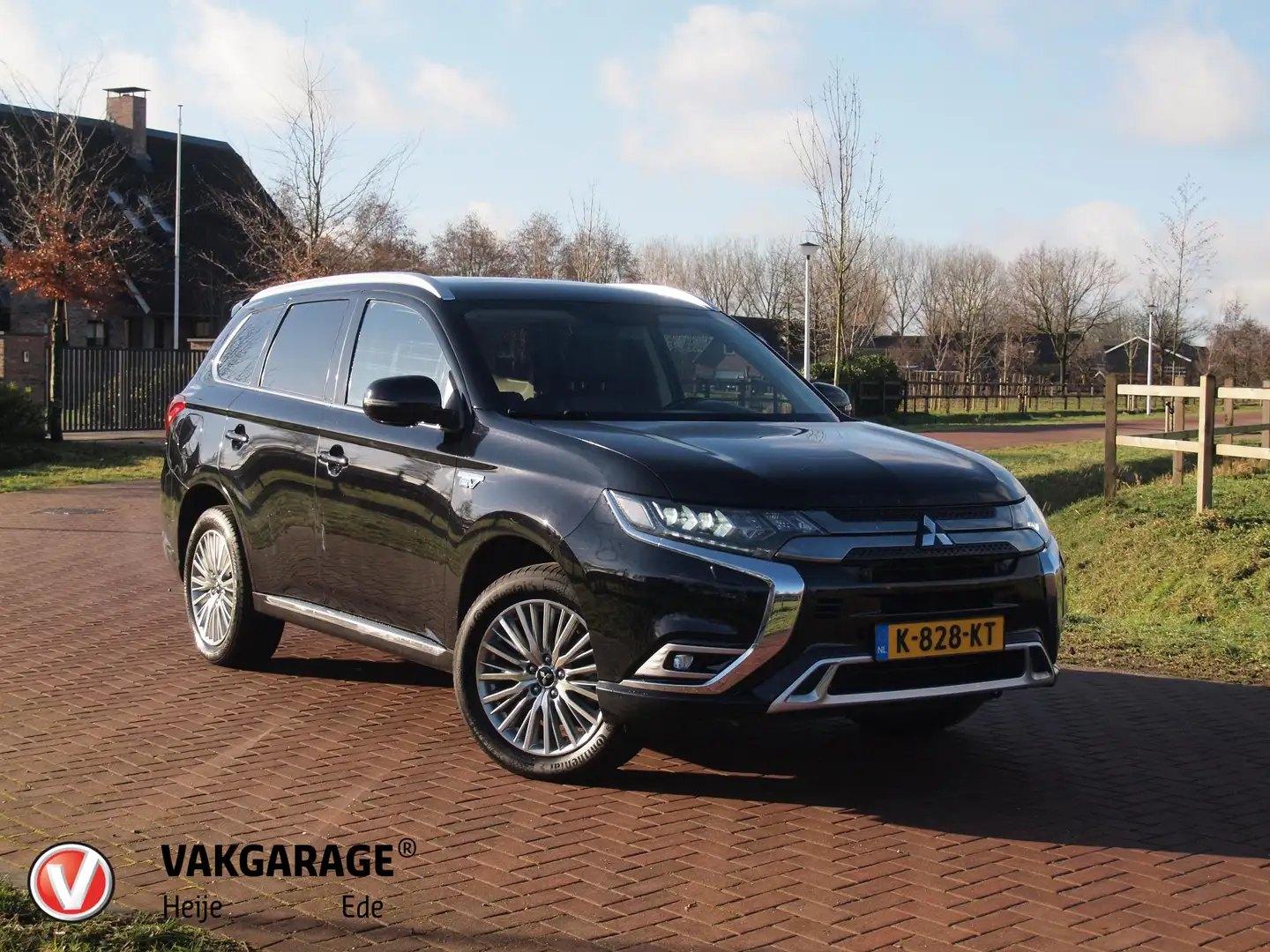 Mitsubishi Outlander 2.4 PHEV Intense | Camera | Apple Carplay | Cruise Schwarz - 1