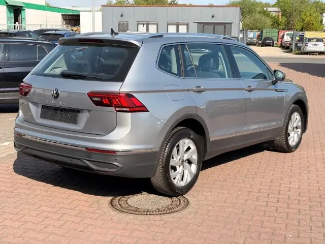 Volkswagen Tiguan Allspace view 4
