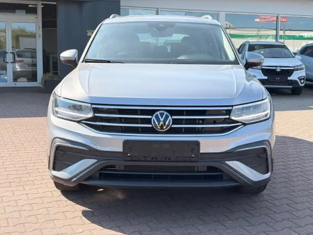 Volkswagen Tiguan Allspace view 2