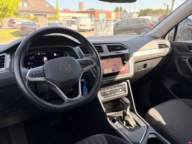 Volkswagen Tiguan Allspace view 9