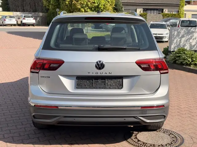 Volkswagen Tiguan Allspace view 5