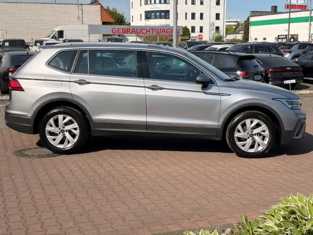 Volkswagen Tiguan Allspace view 3