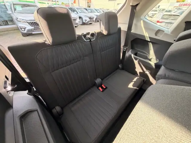Volkswagen Tiguan Allspace view 12