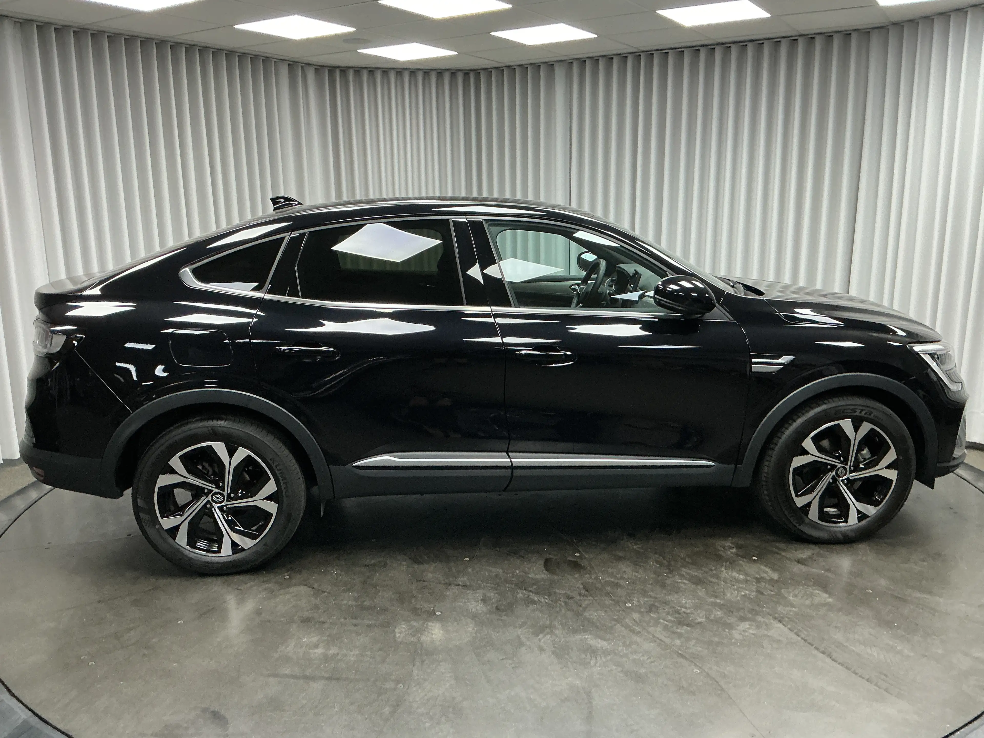 Renault Arkana E-TECH 1.6i — photo 12
