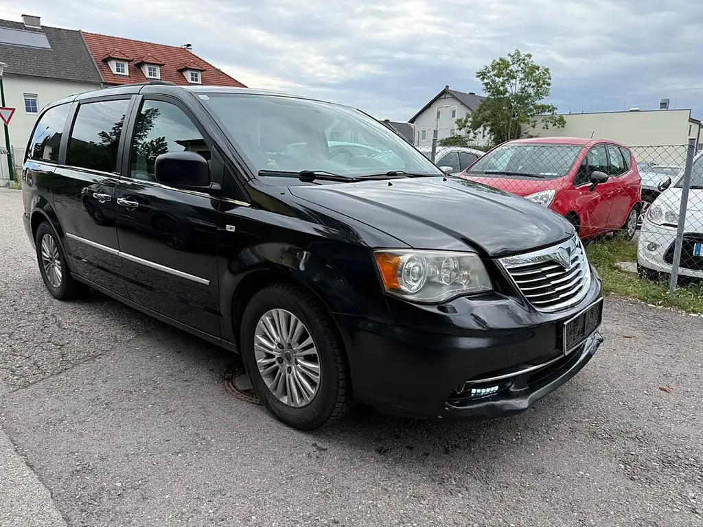 Lancia Voyager 2011 из Европы — купить под ключ