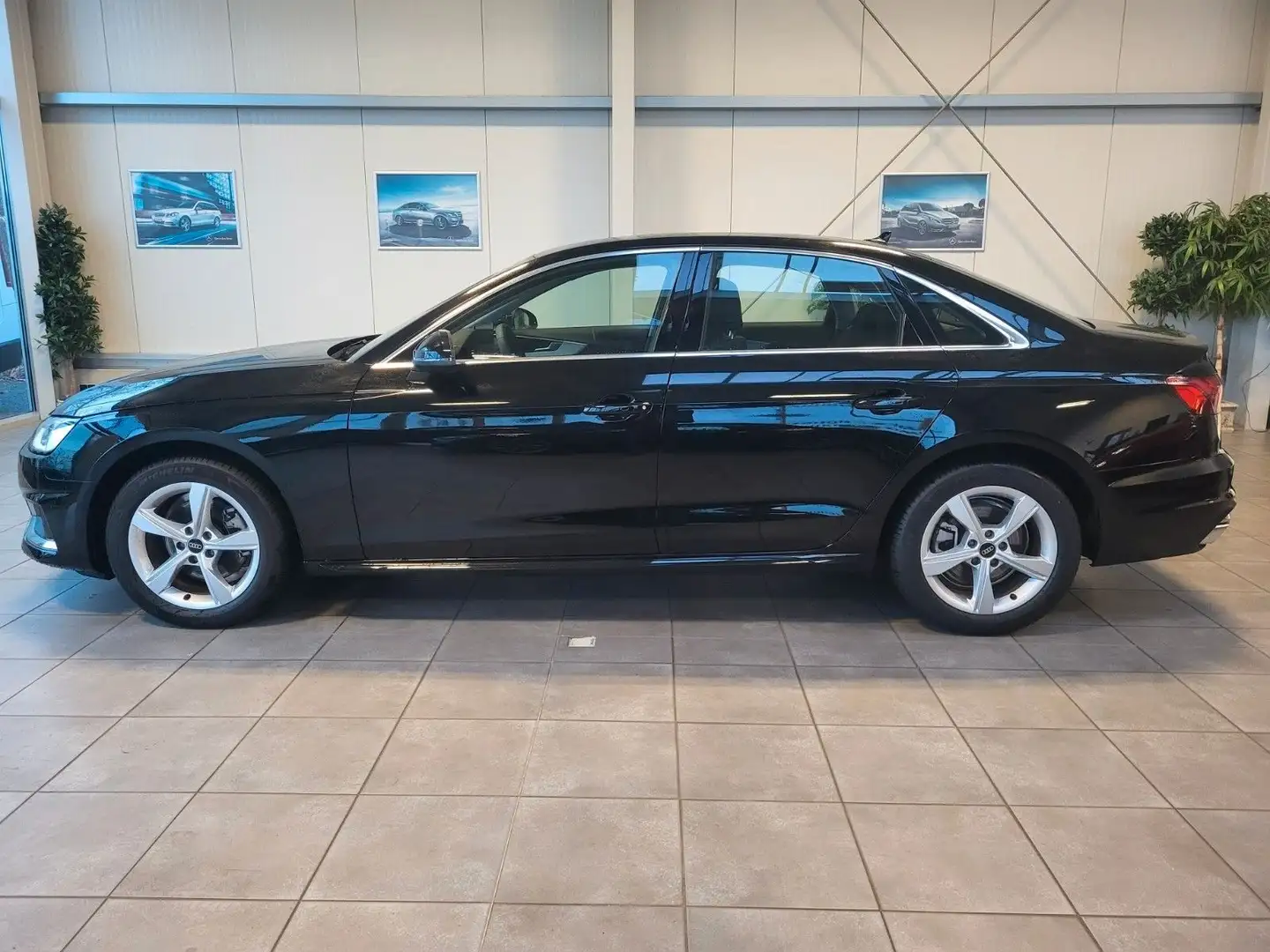 Audi A4 Lim. 35 TFSI Advanced / ERST 661 Km!! Negro - 2