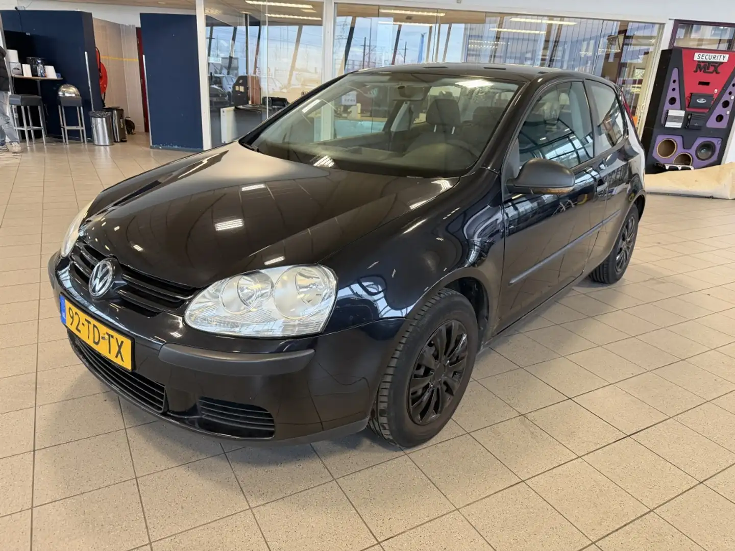 Volkswagen Golf 1.6 Trendline Noir - 1