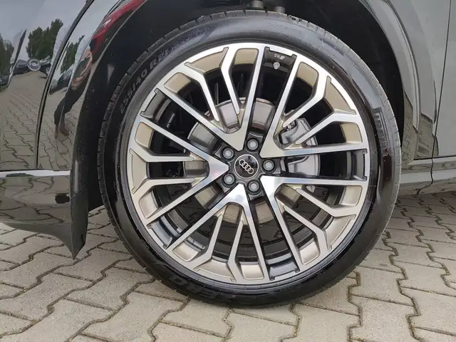 Audi Q5 view 5