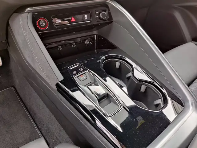 Audi Q5 view 8
