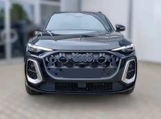 Audi Q5 view 4