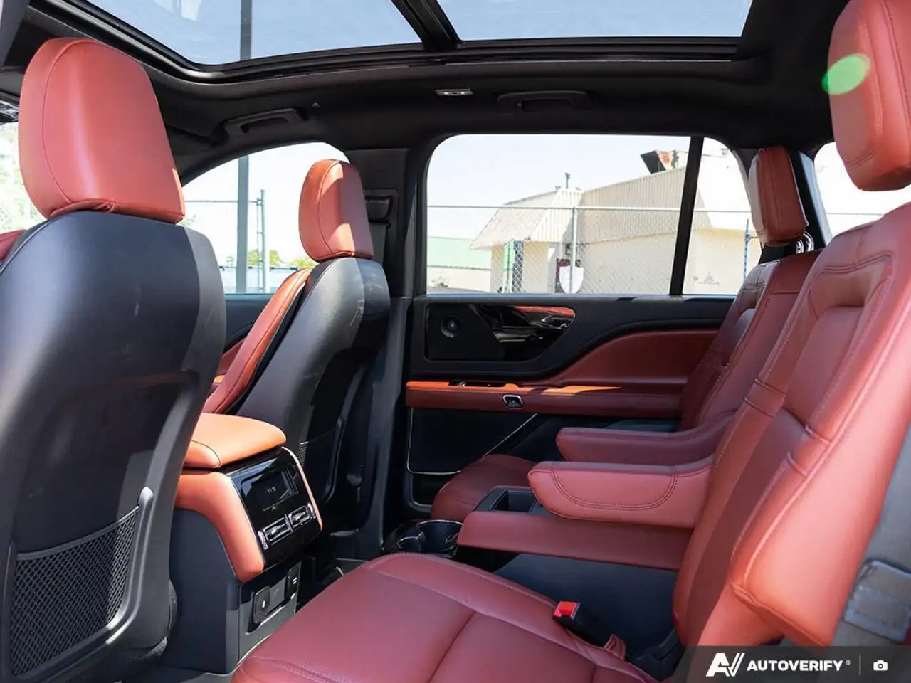 Lincoln Aviator снимка Lincoln Aviator