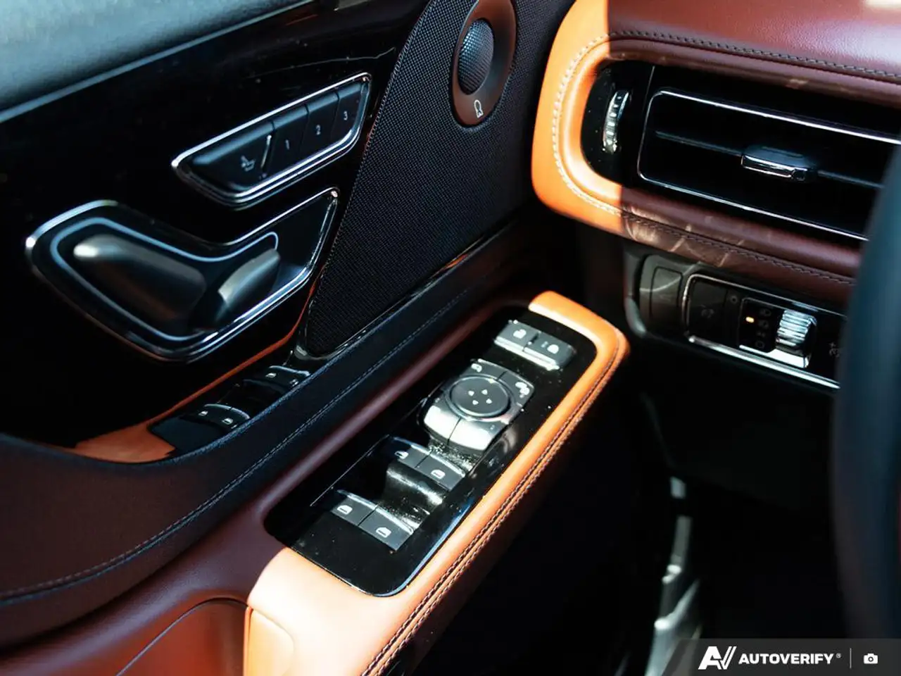Lincoln Aviator снимка Lincoln Aviator