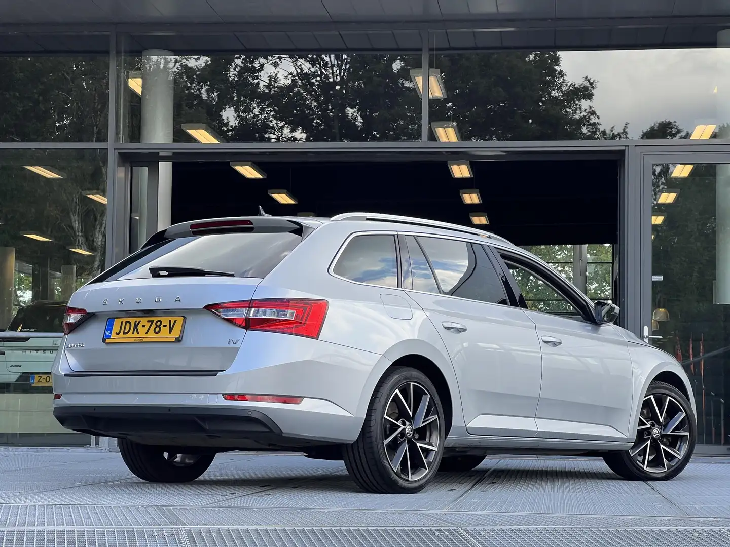 Skoda Superb Combi 1.4 TSI iV Business Edition Plus 218PK | Cam Grijs - 2