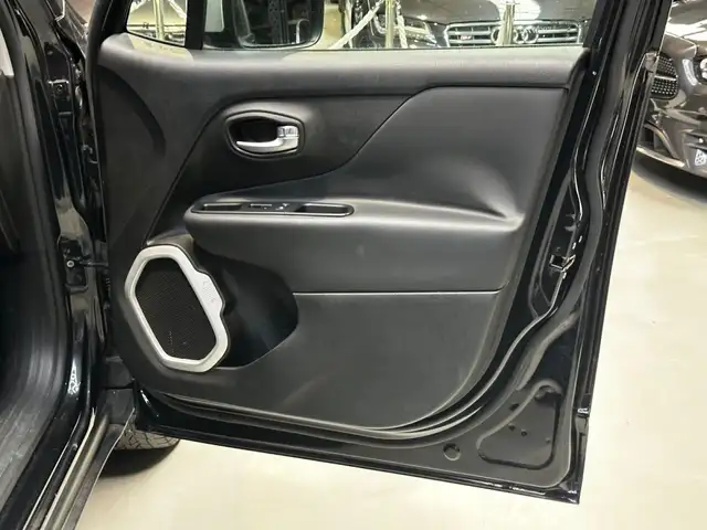 Jeep Renegade view 25