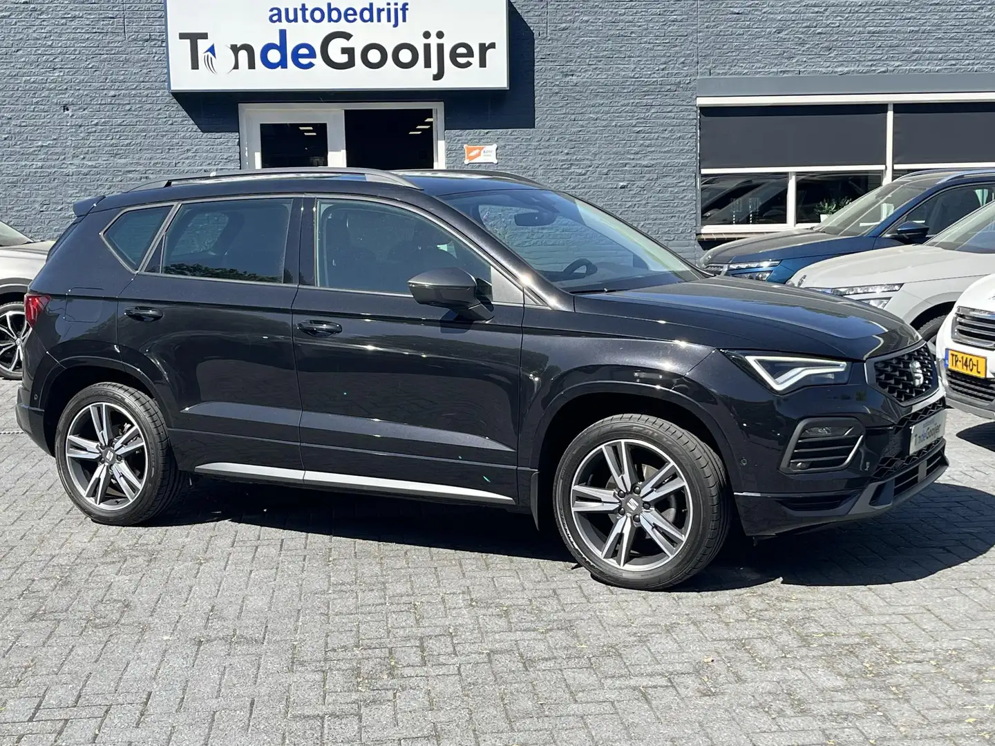 SEAT Ateca 1.5 TSi DSG FR Business Intense | NAV. | EL. TREKH Zwart - 1