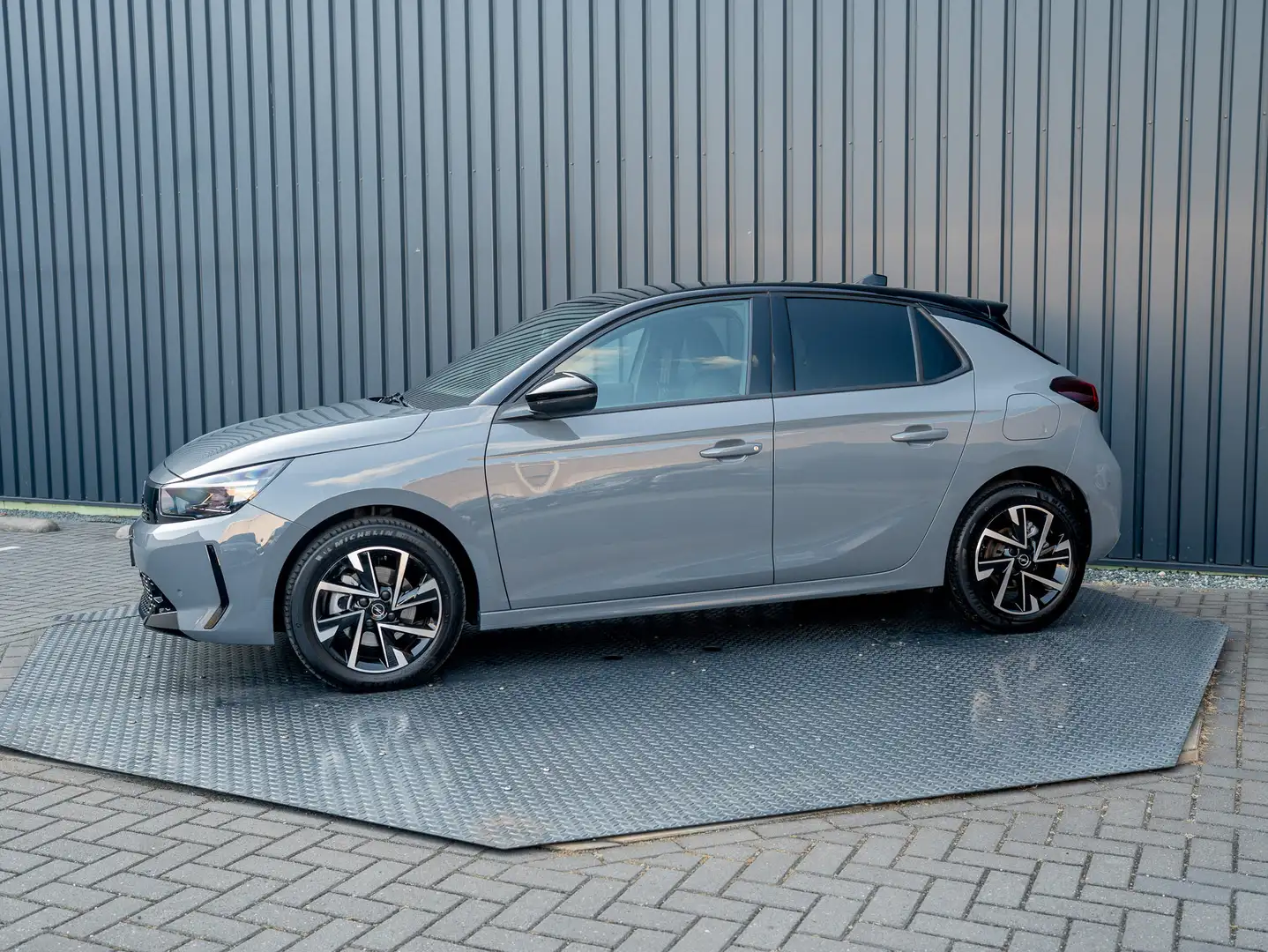 Opel Corsa 1.2 Turbo 100Pk GS | Camera | Navi | Parkeersensor Grau - 2