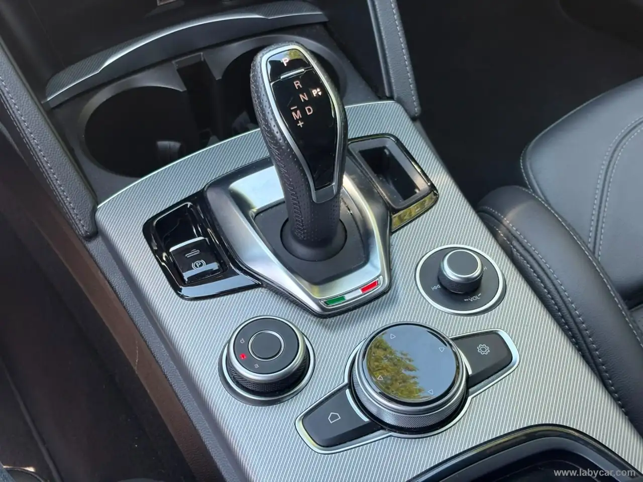 Alfa Romeo Stelvio 2025 — фото 16