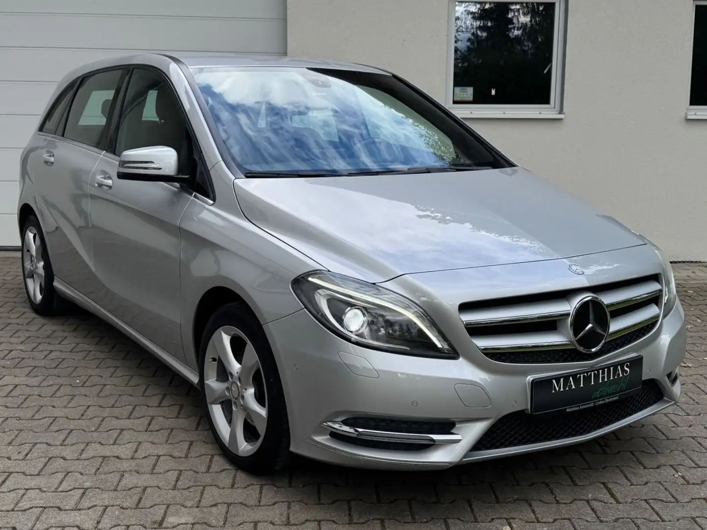 Mercedes-Benz B 180 Sport-Tourer/Bi-Xenon/Sitzheizeung/PDC/6-G Silber - 2
