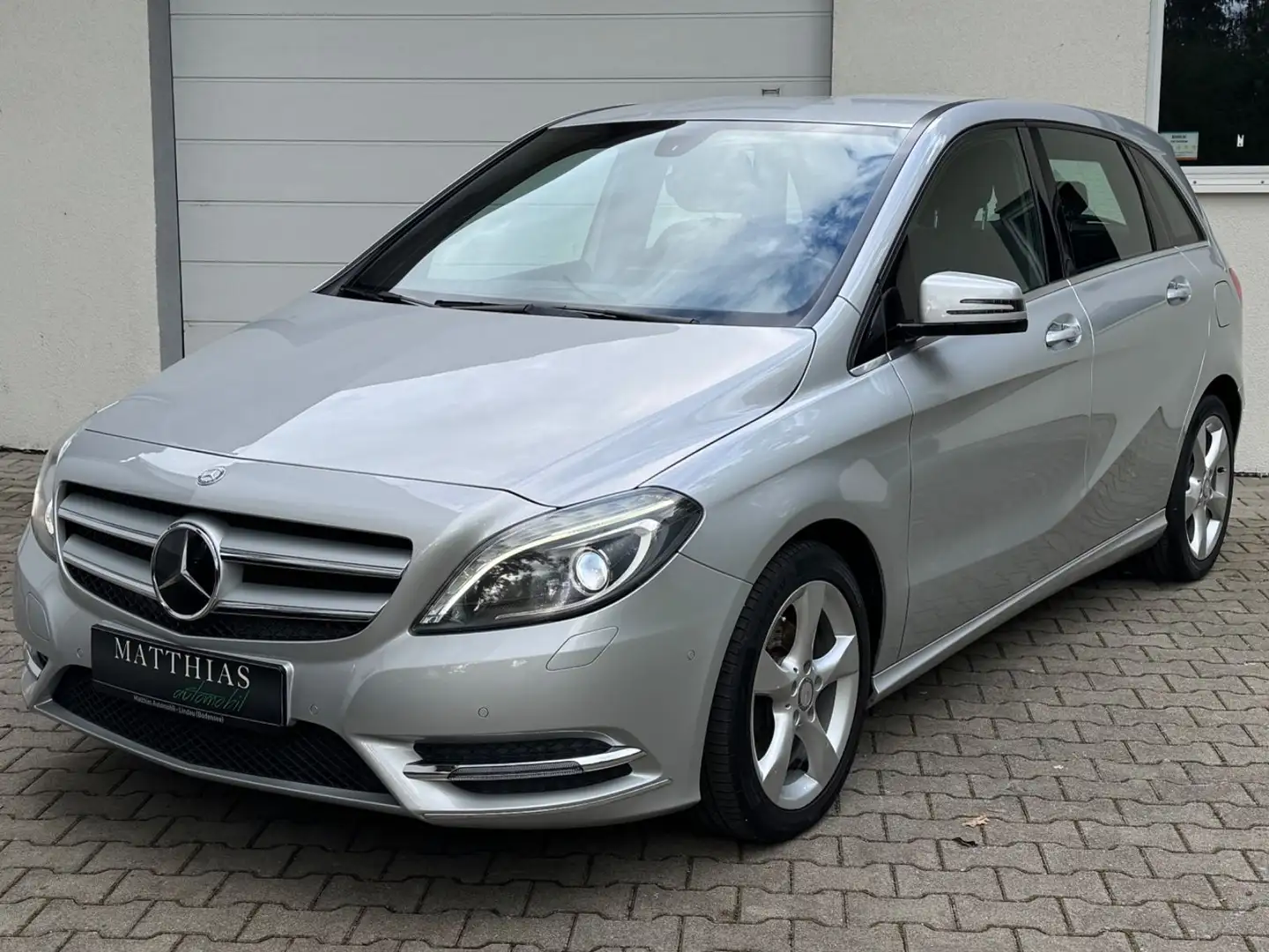 Mercedes-Benz B 180 Sport-Tourer/Bi-Xenon/Sitzheizeung/PDC/6-G Silber - 1