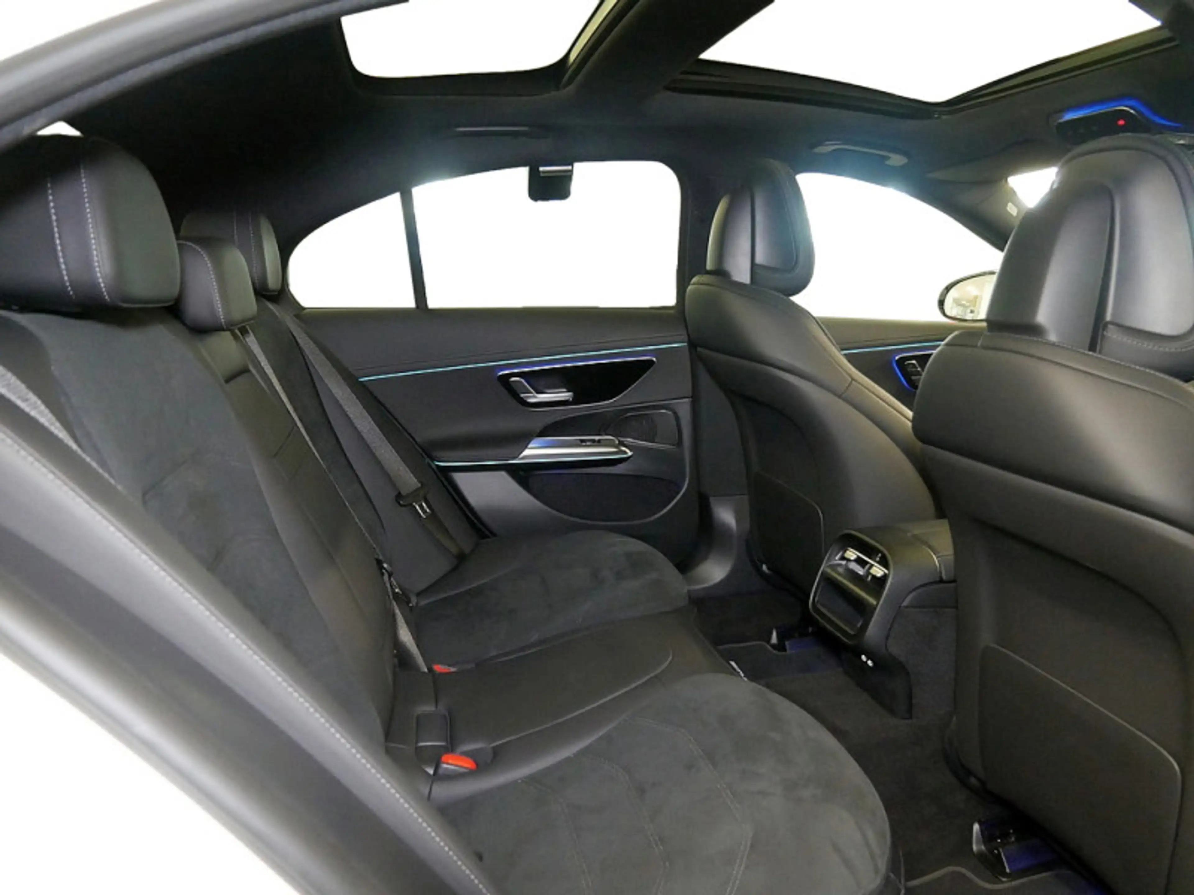 Mercedes-Benz E 220 d , AMG NIGHT DISTR KAMERA PANO SPUR PDC — photo 7