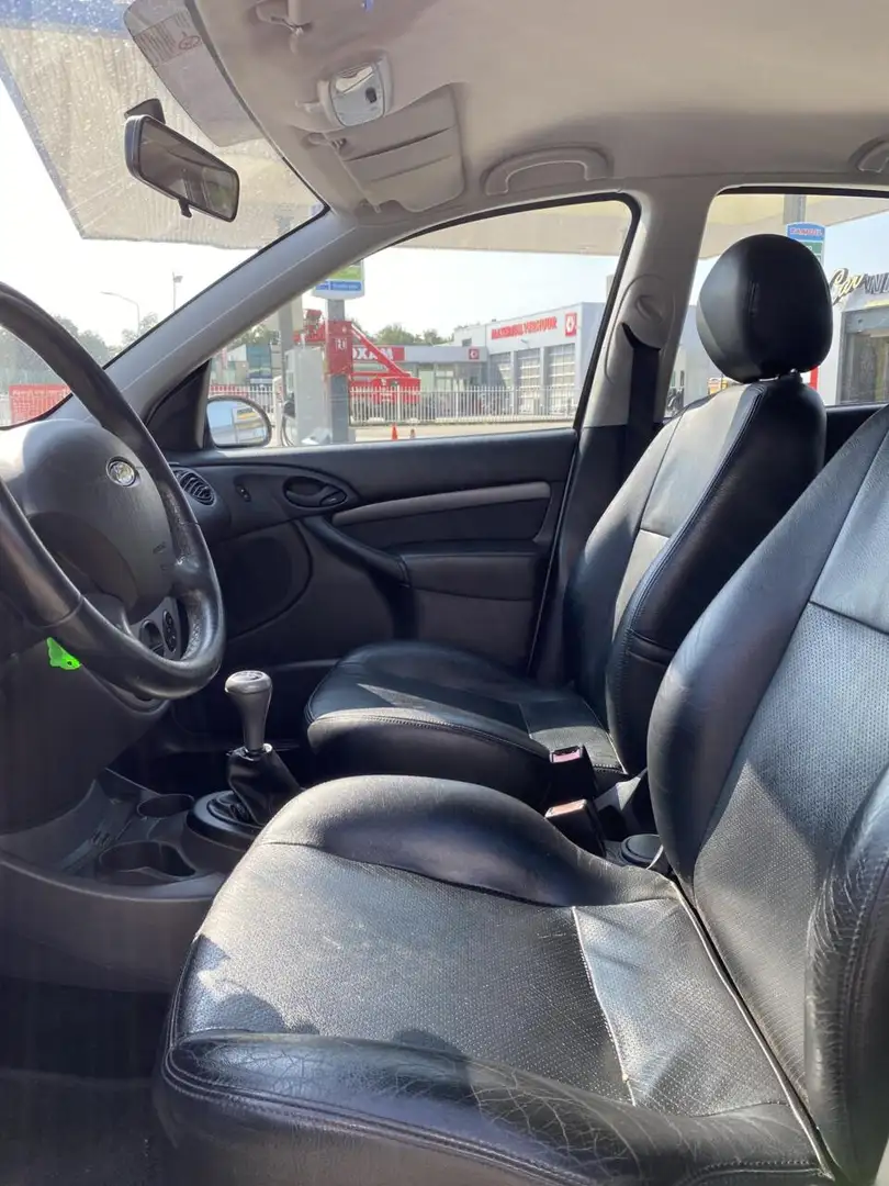 Ford Focus 1.6-16V Futura, leder, clima, trekhaak, nieuwe APK Grijs - 2