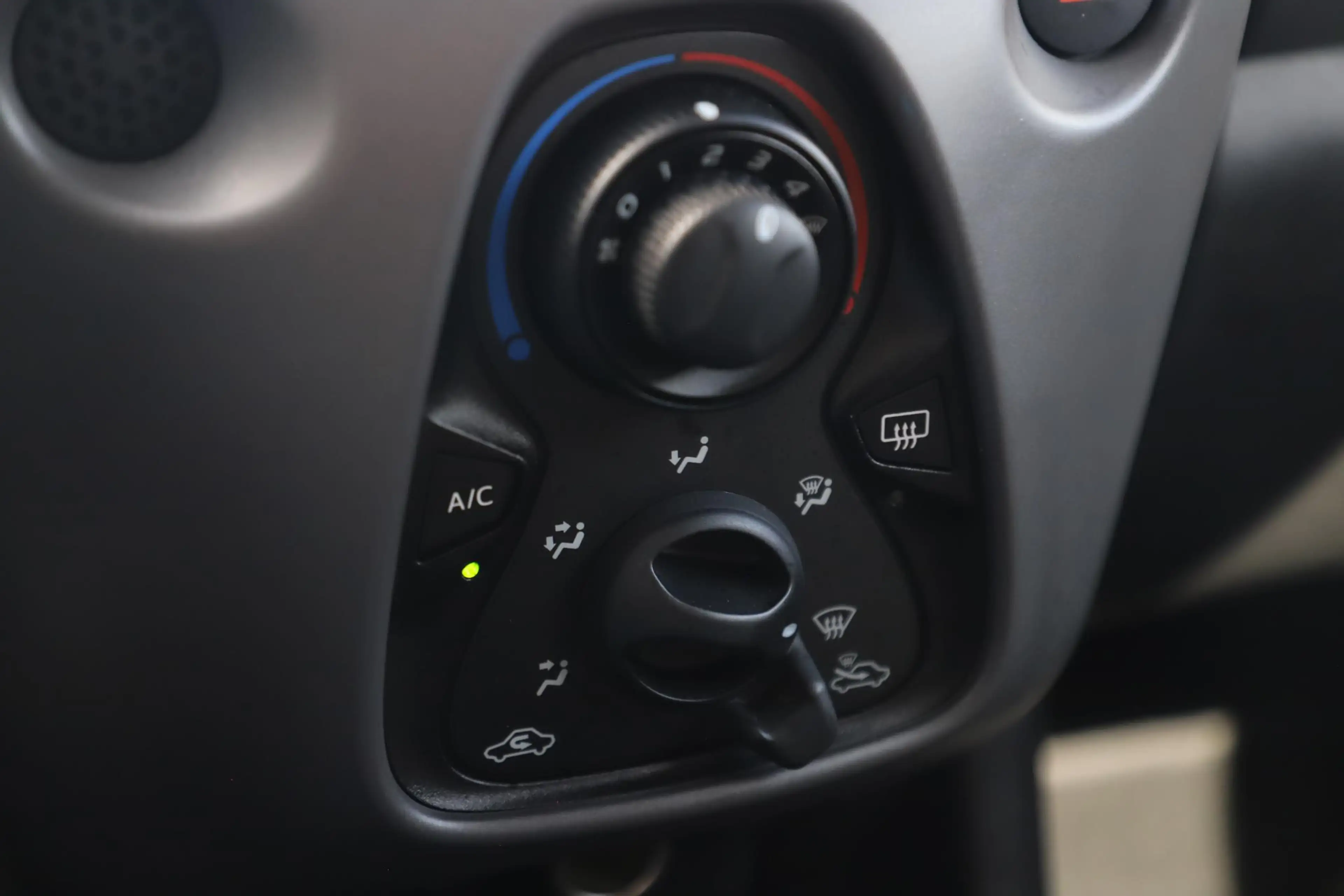 Peugeot 108 1.0 e-VTi Active Airco Radio Bluetooth Donkere Ram — photo 12