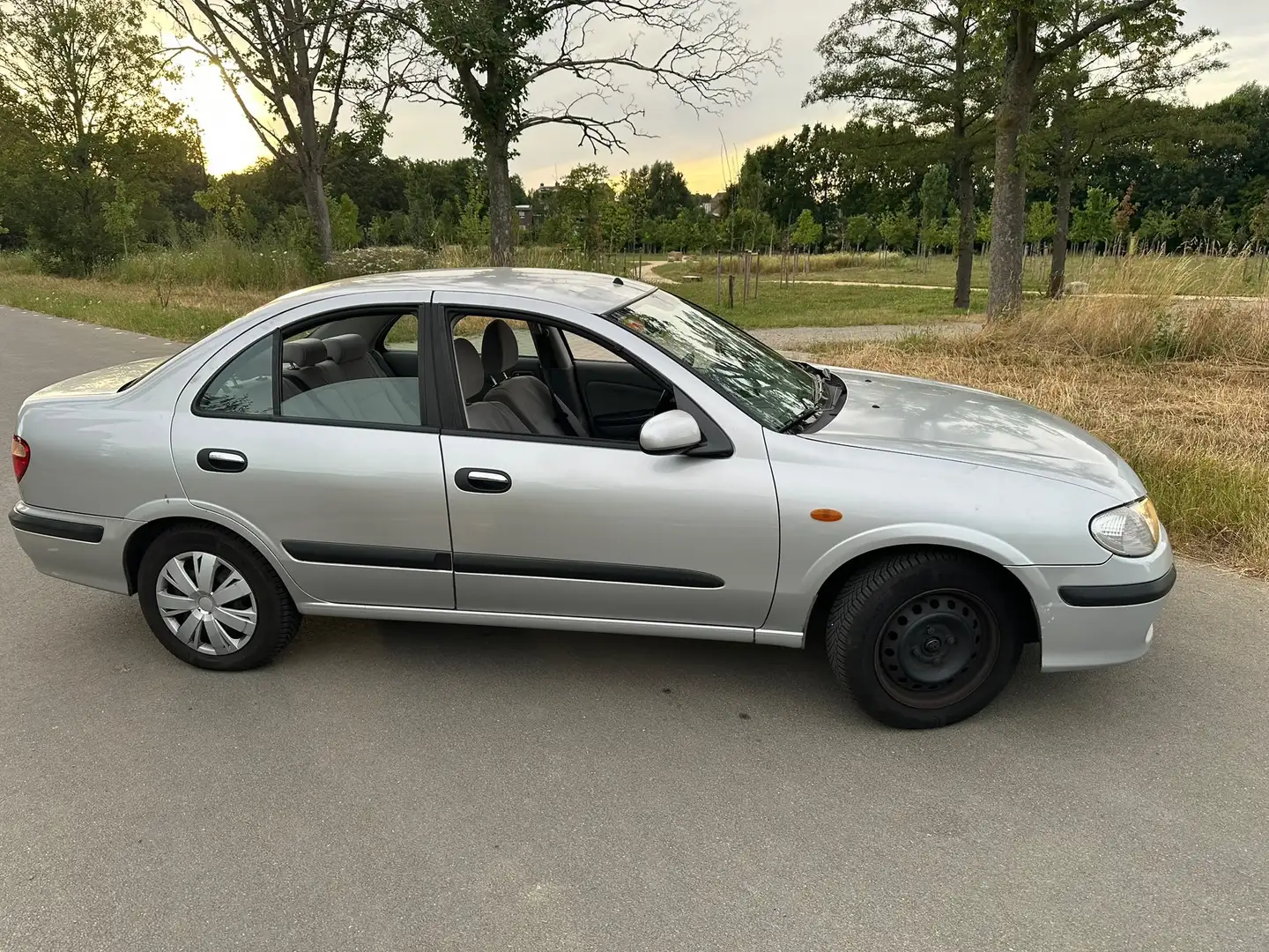 Nissan Almera 1.5 Comfort Grau - 1