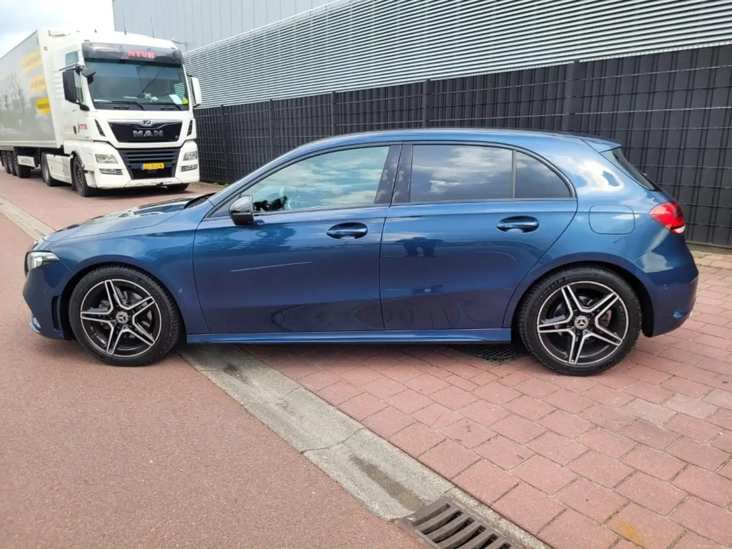Mercedes-Benz A 180 Business Solution AMG Blau - 2