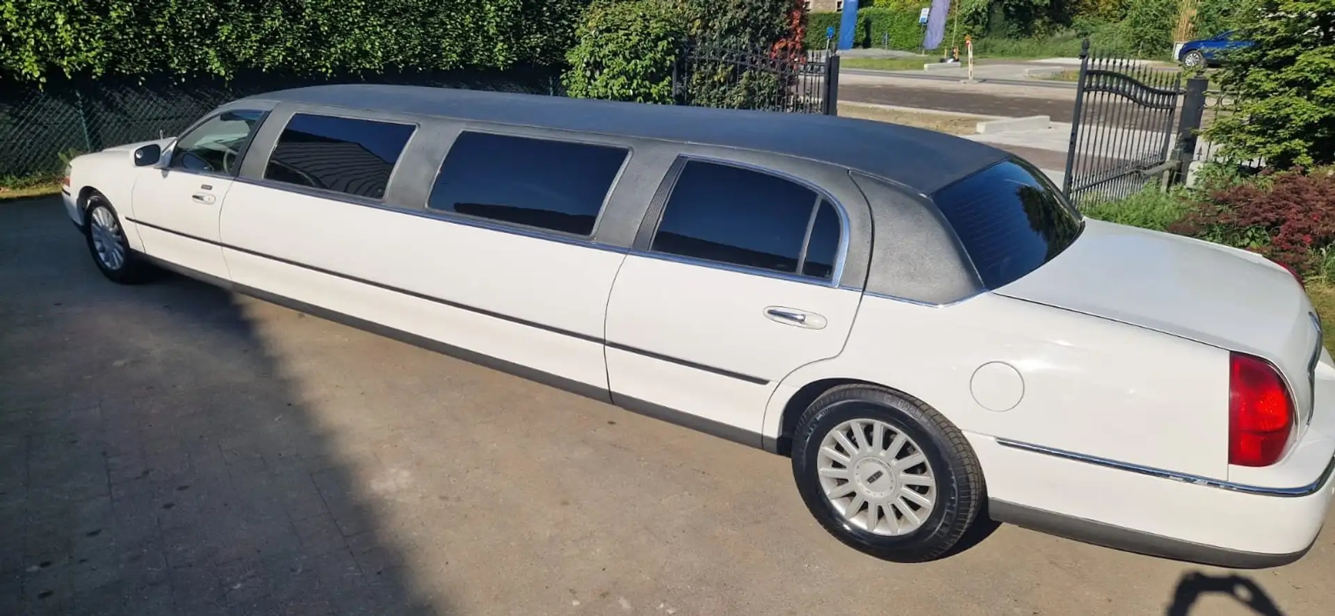 Lincoln Town Car stretch limousine limo Wit - 1