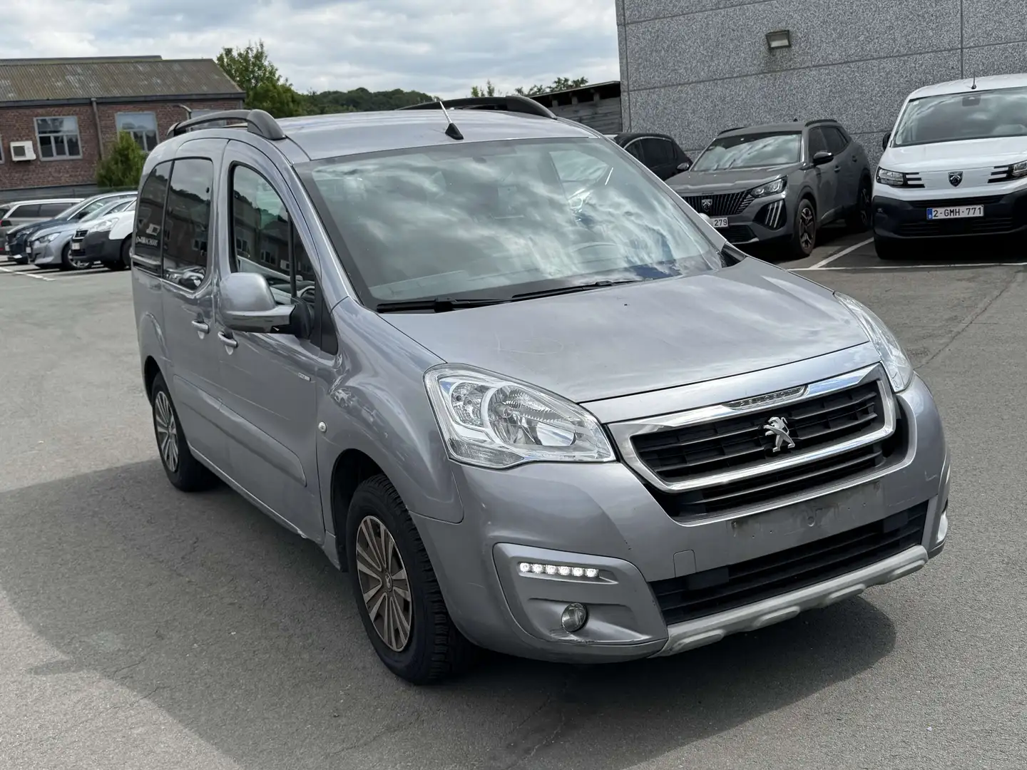Peugeot Partner 1.2i/5 PLACES/CLIMA/NAVI/1PROP CARNET Gris - 2