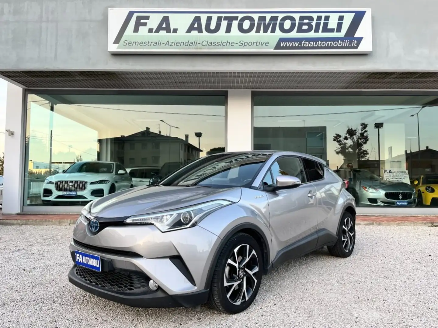 Toyota C-HR 1.8 Hybrid E-CVT Trend Gris - 1