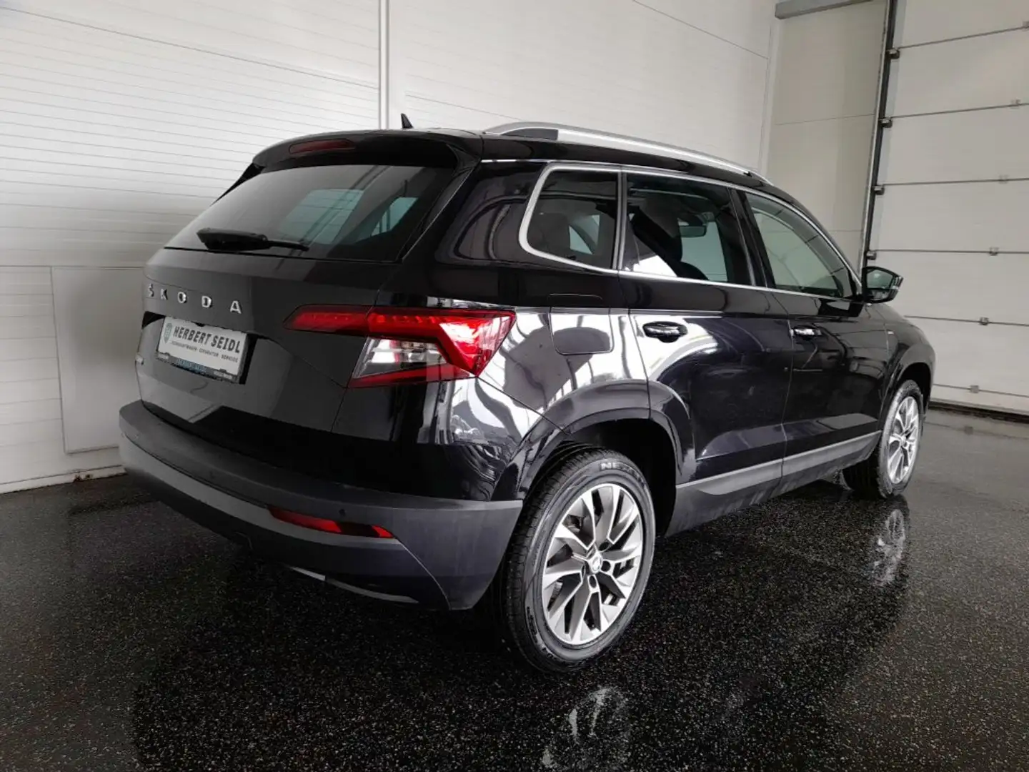Skoda Karoq DRIVE 2,0 TDI DSG *VOLL-LED / 17 ZOLL / NAVI / TRAVEL ASSIST / SHZG VO & HI* Schwarz - 2