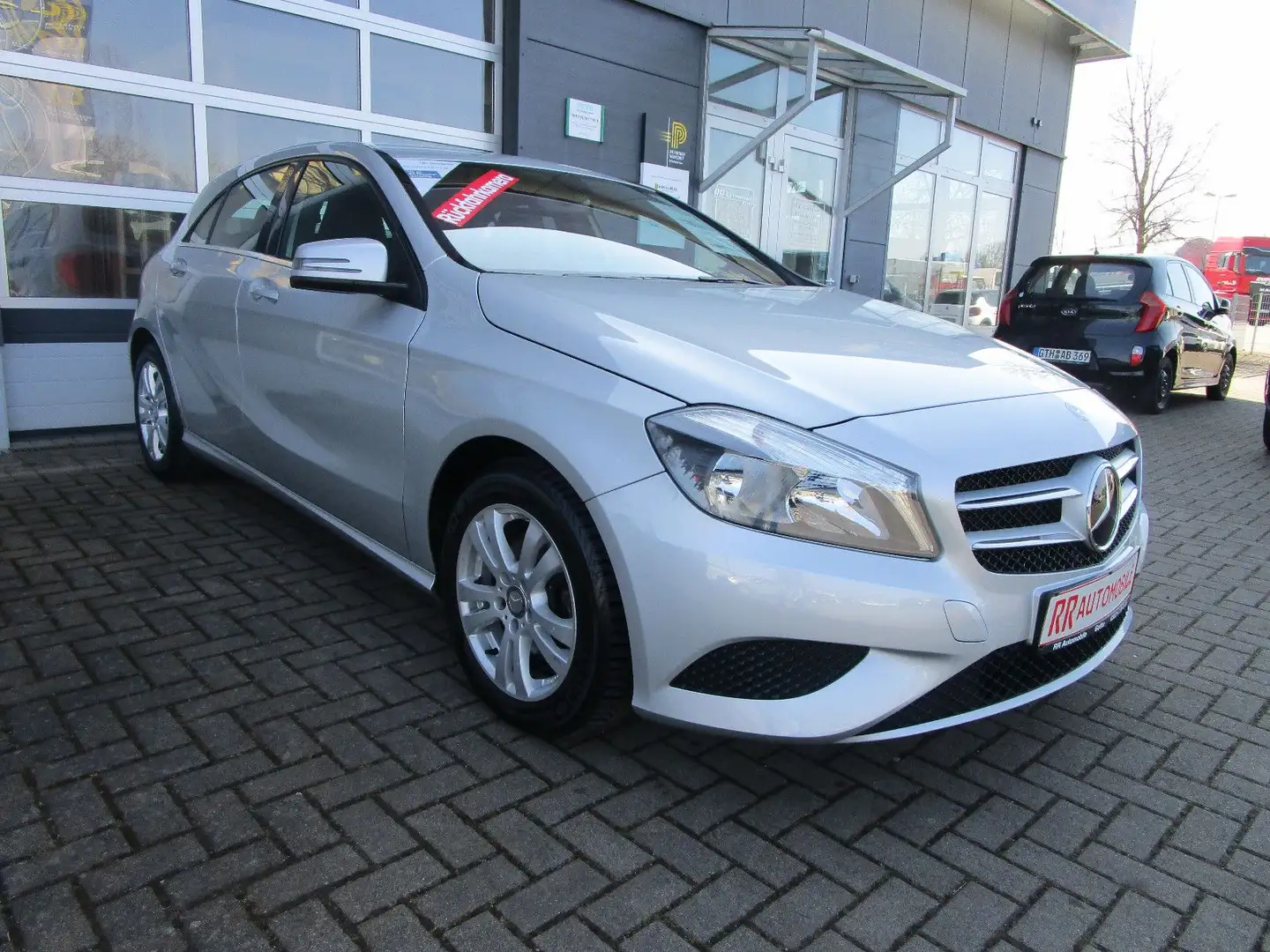 Mercedes-Benz A 180 A -Klasse A 180 BlueEfficiency  " Urban " Silber - 2