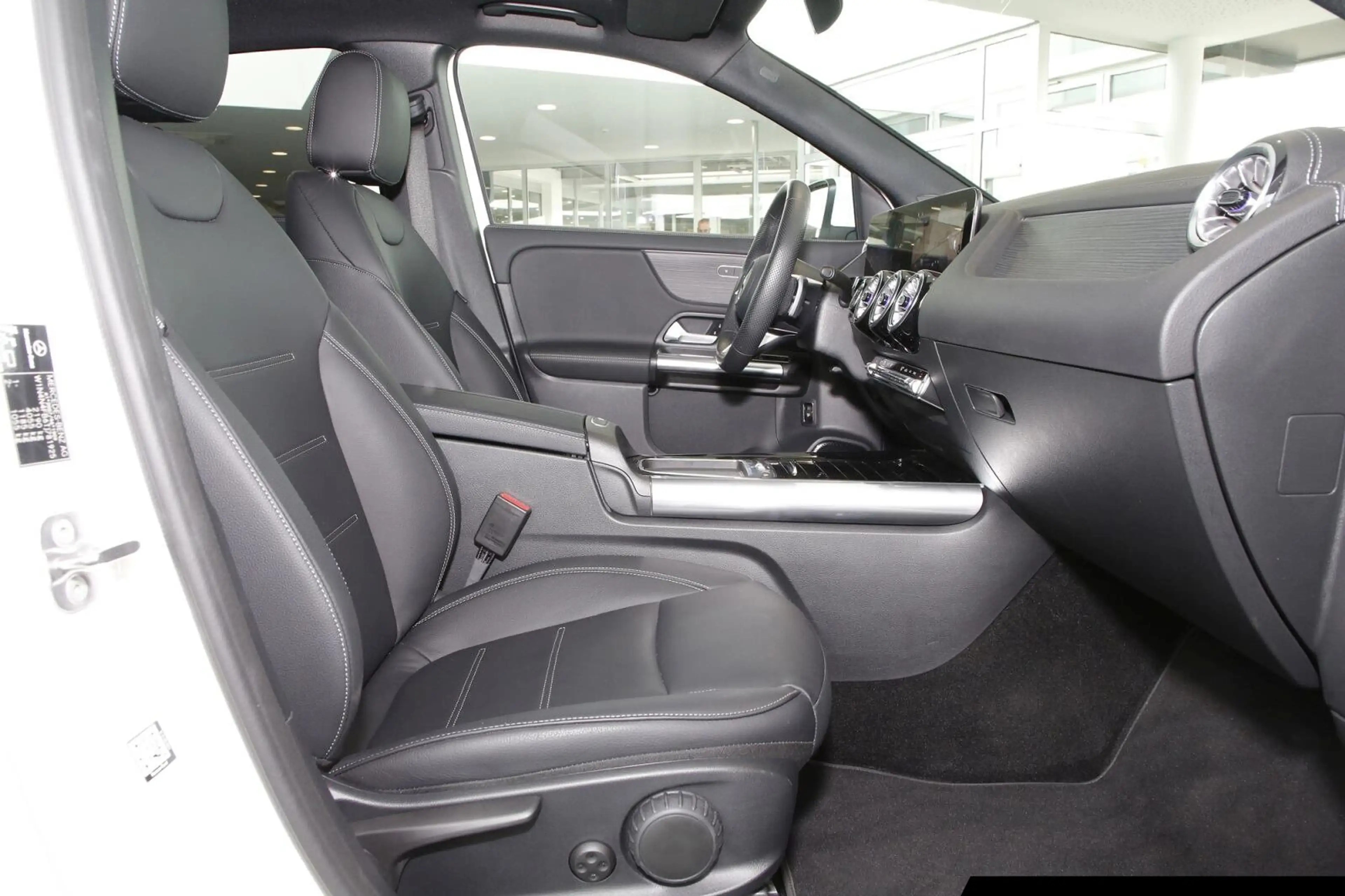 Mercedes-Benz GLA 220 GLA 220 4MATIC AMG Line/Navi/Pano.-Dach/Distronic — photo 6