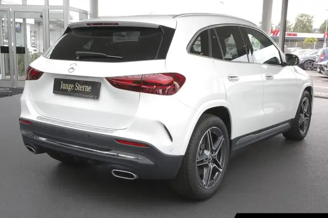 Mercedes-Benz Gla view 3